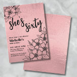 Convites Festa de aniversário Dourada Floral 60ª rosa<br><div class="desc">Este elegante convite de 60 anos apresenta um fundo de folha de ouro falso-chic com fontes pretas elegantes e sotaques florais pretos, perfeito para alguém que é jovem no coração. A design apresenta uma mistura de tipografia moderna com "ela tem sessenta" e uma fonte serif clássica para um olhar refinado....</div>
