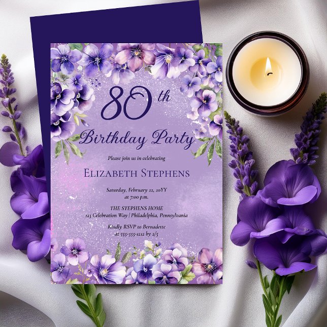 Convites Festa de aniversário Floral 80 para Violetas Roxas (Elegant Purple Violets Floral 80th Birthday Party Invitation)