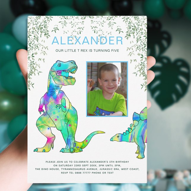 Convites Festa de Aniversário na Selva dos Dinossauros Foto (Dinosaur Jungle Photo Template 5th birthday party invitation with colorful T-Rex and stegosaurus )