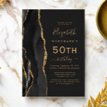 Convites Festa de aniversário Preta de Agate Dourado Escuro<br><div class="desc">A borda esquerda deste elegante convite de aniversário moderno apresenta uma coloração aquosa preta e borda agitada com brilho dourado. O texto personalizável combina manuscrito dourado,  fontes em copperplate e itálico em um fundo preto de slate. O verso apresenta um design de agate preto e dourado correspondente.</div>