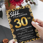 Convites Festa de aniversário preto e 30 Dourado na moda Su<br><div class="desc">Ponha o tom para uma festa memorável com nossos convites de aniversário de surpresa de na moda preto e ouro. Esses modelos de convite apresentam uma borda de ornamentado ouro exclusiva definida em um fundo preto de classe. Os números de ouro que chamam a atenção exibem a idade do celebrante,...</div>