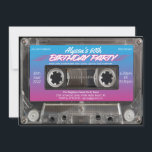 Convites Festa de aniversário Retroativa Única 60ª<br><div class="desc">Retro 60º Convite de aniversário exclusivo. Um design de convite de aniversário com tema 80s de fita cassete realística rosa e azul clara! Excelente para uma festa de aniversário retrorada e neon! Precisa de ajuda? Clique no botão de mensagem azul para entrar em contato com o designer!</div>