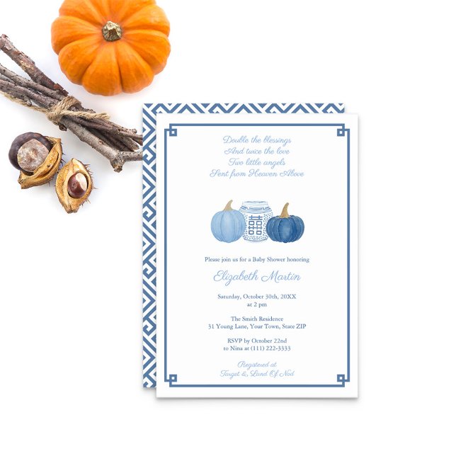 Convites Festa de Chá de fraldas de outono do Preppy Twys P (Twin Boys Poem Baby Shower Invite With Light & Dark Blue Pumpkins And Ginger Jar. Greek Key Reverse)