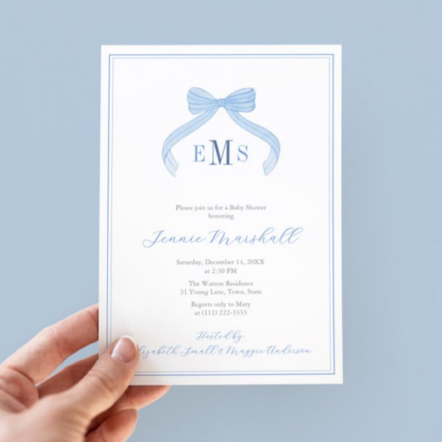 Convites Festa de Chá de fraldas do Arco Azul do Pré-ppy Mo (Elegant blue bow monogram baby shower for boy invite with blue white regency stripes backer)