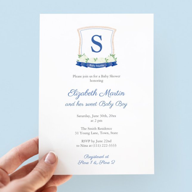 Convites Festa de Chá de fraldas do Menino do Monograma Náu (Sophisticated nautical baby shower invite featuring a hand painted monogram crest in blue and white)