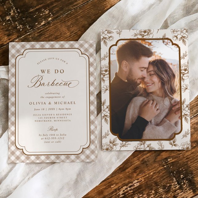 Convites Festa de Compromisso de Foto de Churrasco Floral M (We Do Barbecue photo engagement party invitation with beige gingham and brown details.)