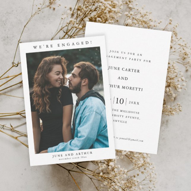 Convites Festa de Engajamento de Casamento com Foto Simples (Simple minimalist black and white wedding engagement photo party or shower invitations.)