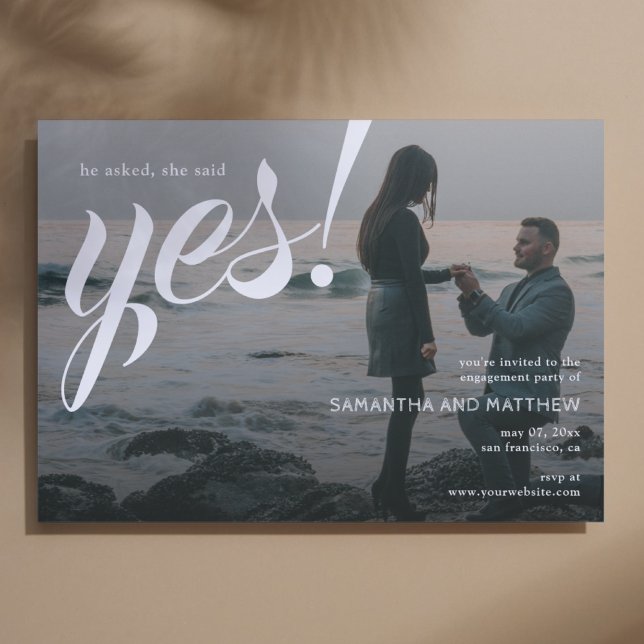 Convites Festa de Engajamento de Foto Simples Moderna Ela D (He asked, She Said Yes Engagement Party Invitation with background photo of marriage proposal)