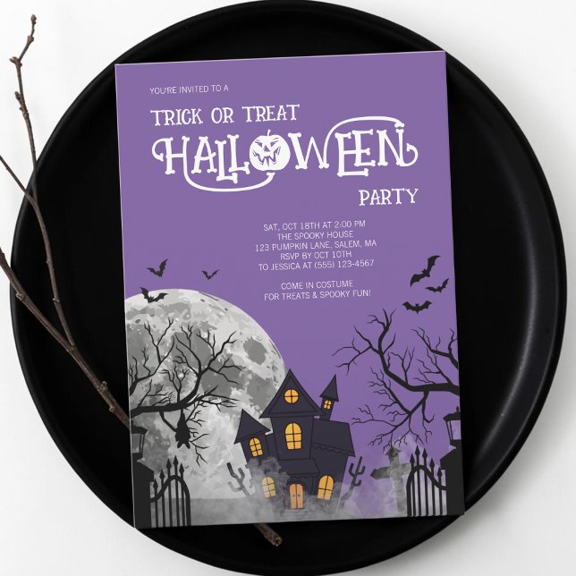 Convites Festa de Fantasias de Halloween do Doce ou Travess (Purple Trick or Treat Halloween Costume Party Invitation)