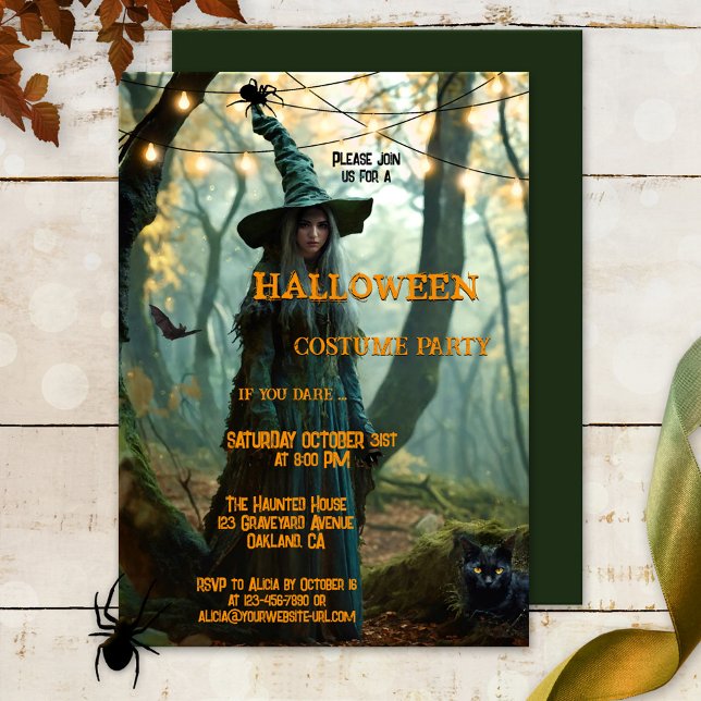 Convites Festa de Figuras de Bruxas Má (Halloween costume party invitation featuring a wicked witch in a mysterious forest with a black cat)