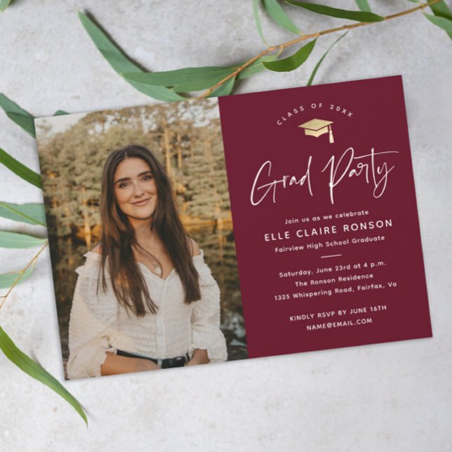 Convites Festa de Formatura com Foto Marrom de Roteiro Simp (Modern script maroon and gold photo graduation party invitation.)