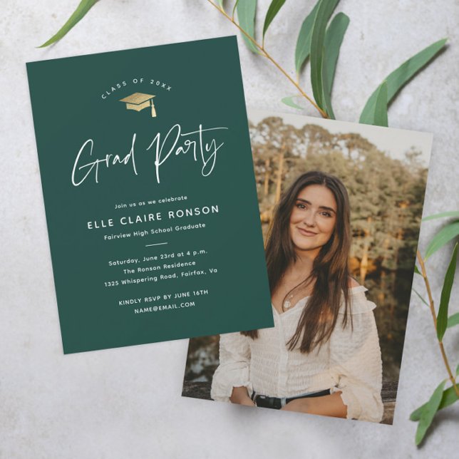Convites Festa de Formatura com Foto Verde de Roteiro Simpl (Modern script green and gold photo graduation party invitation.)
