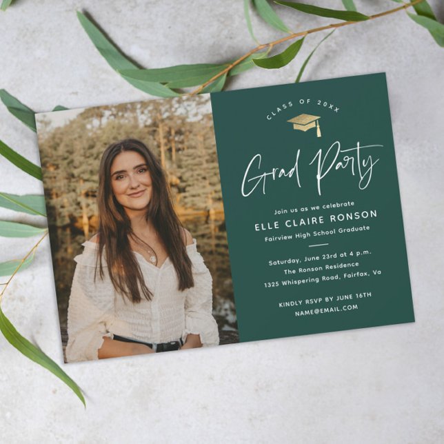 Convites Festa de Formatura com Foto Verde de Roteiro Simpl (Modern script green and gold photo graduation party invitation.)