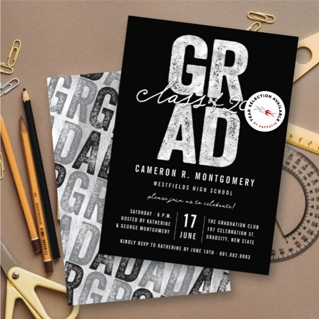 Convites Festa de Formatura da Turma de 2026 Silver GRAD co (Silver & Black Bold GRAD Class of 2025 Stylish Graduation Party Invite @ zazzle.com/color_therapy)