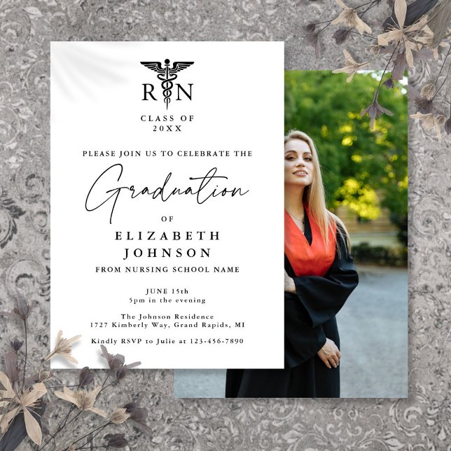 Convites Festa de Formatura de Enfermagem Elegante Script R (Elegant Script RN Nursing Photo Graduation Party Invitation)