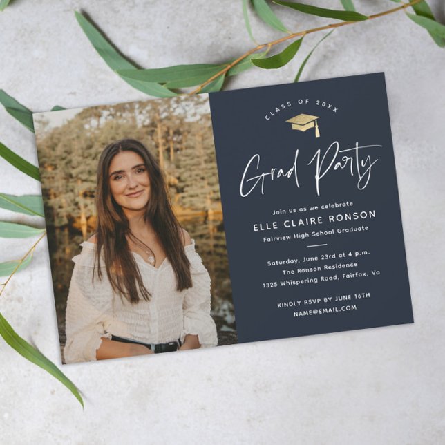 Convites Festa de Formatura de Foto Azul Marinho com Rótulo (Modern script navy blue and gold photo graduation party invitation.)