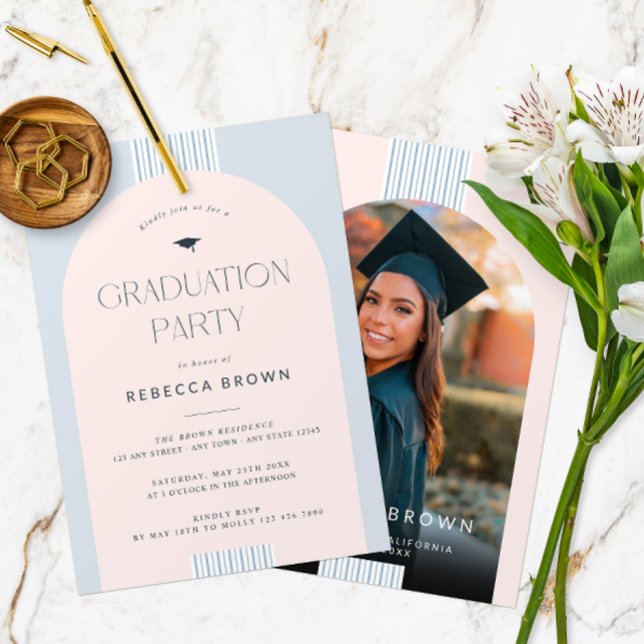 Convites Festa de formatura de Fotografias de Arch Moderno (Front and Back of a modern arch photo graduation party invitation in pastel pink and blue. )