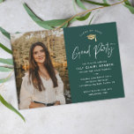 Convites Festa de formatura de Fotografias Verde de Script<br><div class="desc">Simples Script Green Photo Festa de formatura convite com elegante boné de folha de ouro e tipografia minimalista. Clique no botão personalizar para personalizar este design. Se você quiser personalizar mais como alterar os tamanhos de fonte e as cores de fundo, clique no botão personalizar, role para baixo e clique...</div>