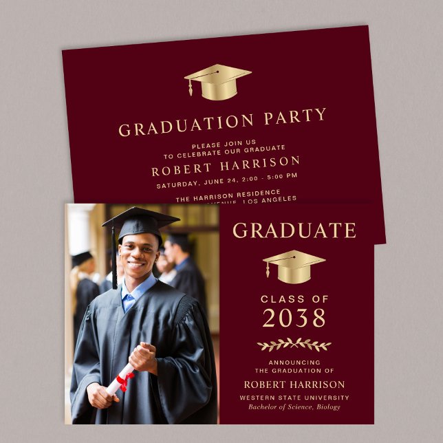 Convites Festa de formatura Dourada Elegante do Burgundy (An elegant college graduation party invitation to celebrate the graduate's achievements)