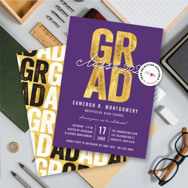 Convites Festa de Formatura Estilosa da Turma de 2026 Ouro  (Gold & Purple Bold GRAD Class of 2025 Stylish Graduation Party Invitation @ zazzle.com/color_therapy)