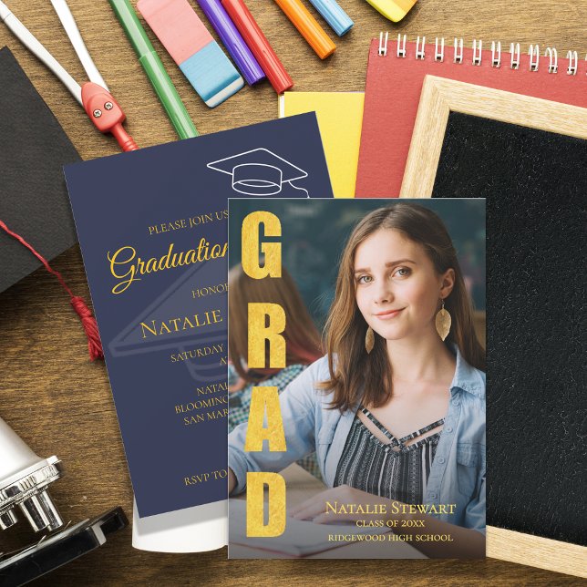 Convites Festa de Formatura Falso Ouro GRAD Foto Turma de 2 (Modern Faux Gold Foil GRAD Photo Class of 2026 Graduation Party Invitation )