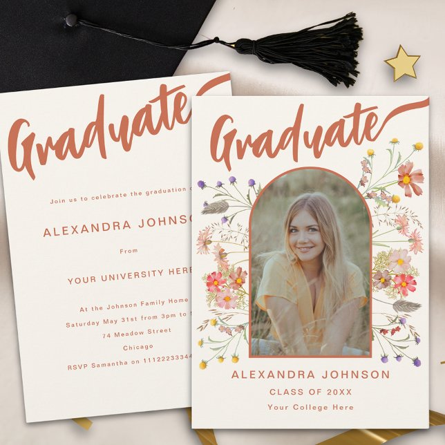 Convites Festa de formatura Floral Boho do Script de Fotogr (Wildflower boho graduate photo arch burnt orange script Graduation party invitation watercolor)