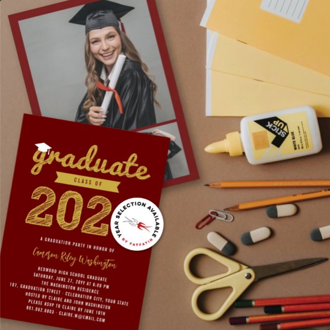 Convites Festa de Formatura Foto Esboço 3 Ouro Graduado 202 (2026 Gold Graduate Sketch On Burgundy (color is customizable) Graduation Party Invitation @ fatfatin)