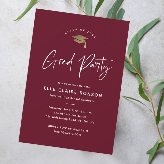 Convites Festa de Formatura Marrom com Rótulo Simples (Modern script maroon and gold graduation party invitation.)