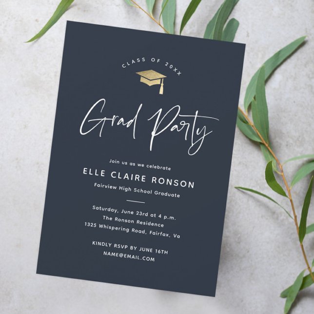 Convites Festa de Graduação Azul Marinho com Roteiro Simple (Modern script navy blue and gold graduation party invitation.)
