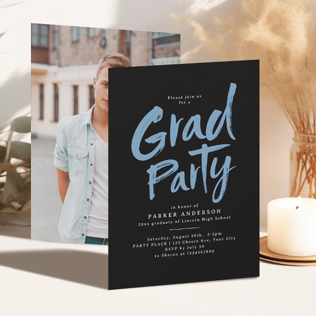 Convites Festa de Graduação com Letra de Pincel Moderna Sim (Black Blue Simple Modern Brush Script Grad Party Invitation)