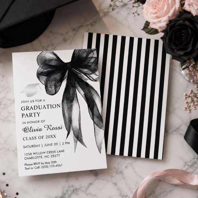 Convites Festa de Graduação Coquette com Laço Preto Moderno (Elegant Watercolor Black Bow Coquette Graduation party invitation,  black and white stripe back.)