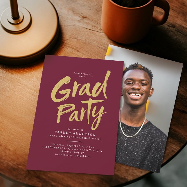 Convites Festa de Graduação Marrom Dourado Simples Moderno  (Maroon Gold Simple Modern Brush Script Grad Party Invitation)