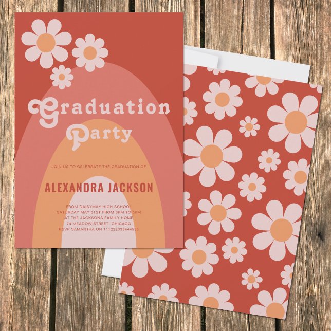 Convites Festa de Graduação Retro Vintage Peach Daisy (Retro Daisy Arch Peach 70s vintage graduation Party invitation with groovy hippy typography)