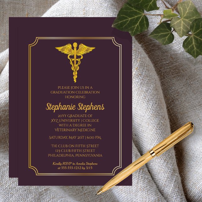 Convites Festa de Medicina Veterinária Dourada Roxa Escura (Dark Purple and Gold Tone Veterinary Medicine Veterinarian Non-Photo Announcement Grad Party Invite)