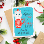 Convites Festa de Natal Feliz Gato de Gato de Gato<br><div class="desc">Este doce e fofo convite para festas de Natal é perfeito para qualquer evento festivo e divertido. Ele apresenta uma ilustração desenhada à mão de um dentro de gato branco, rosa e azul de uma caneca padrão vermelha e branca com floco de neve com um lindo chapéu de Papai Noel...</div>