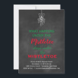 Convites Festa de Natal Mistletooe Chalkboard<br><div class="desc">Este convite festivo para festas de chalkboard é acentuado com a condolência e o ditado bonitinho, O que acontece sob a Mistura fica debaixo do Mistério, num fundo de chalkboard, fazer-o um Convite de festas de Natal divertido e moderno. Faz parte da Coleção de Feriados Misteriosos Chalkboard. Se for necessária...</div>