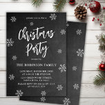 Convites Festa de Natal Rustic Chalkboard Snowflake<br><div class="desc">Flocos de neve russos Snowflakes Script Convites de festas de Natal Preto é perfeito para um evento de Natal Russo. Apresenta um texto de "Festa de Natal" em um bonito script de pincel escrito à mão em branco sobre fundo preto no quadro. Fácil de personalizar com seu nome e detalhes...</div>
