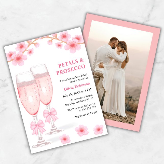 Convites Festa de Noivado com Pétalas de Flores Rosa e Pros (Photo Pink Bow Floral Petals & Prosecco Bridal Shower Invitation )