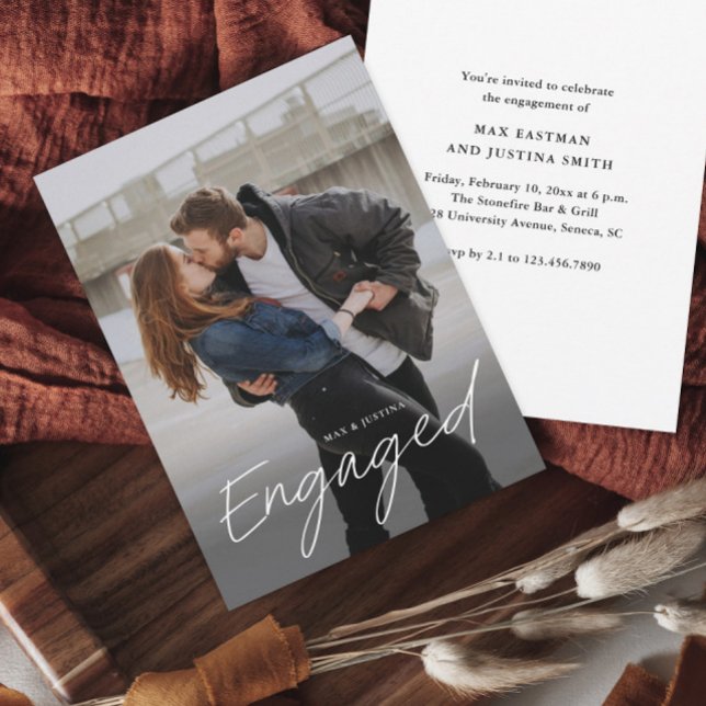 Convites Festa de Noivado de Casamento com Foto de Roteiro  (Modern script engaged photo wedding engagement party or shower invitation.)