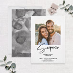 Convites Festa de noivado de Fotografias Pretas e Brancas S<br><div class="desc">Compartilhe a surpresa do seu noivado em estilo com este convite de festa de noivado branco e preto giro,  moderno,  com a sua foto favorita,  e um roteiro escrito à mão. Facilmente personalizado. Copyright Anastasia Surridge,  todos os direitos reservados.</div>