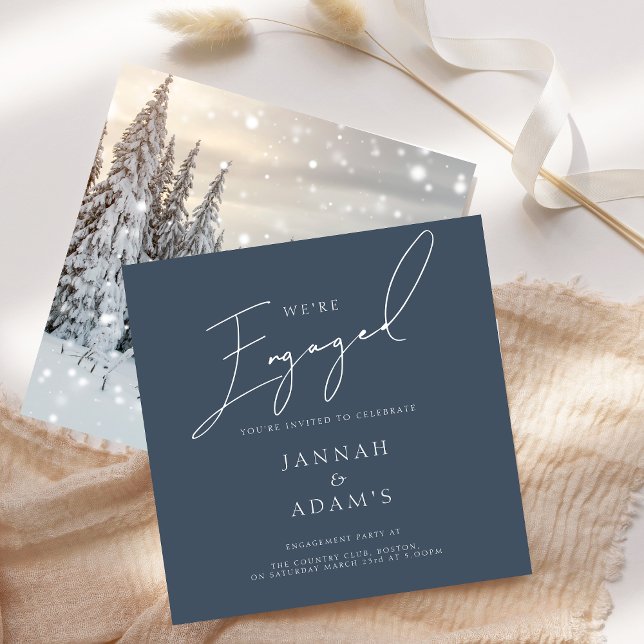 Convites Festa de noivado de Script Wonderland Woodland no  (Winter Wonderland Woodland Script Engagement Party Invitation)