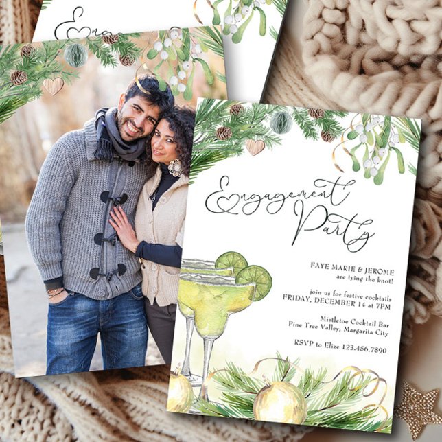 Convites Festa de noivado Margaritas e Mistletoe Foto (Winter Engagement Party invitation with margarita cocktails, pine and mistletoe by Darling & May)