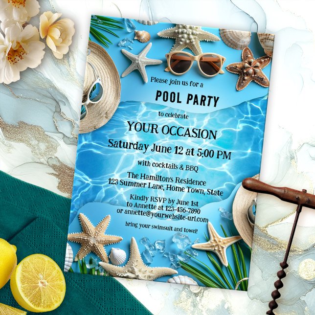 Convites Festa de Piscina Alegre e Turquesa de Verão (Pool party invitation featuring a turquoise design with starfish, summer hats around a swimming pool)
