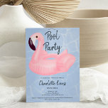 Convites Festa de piscina tropical rosa flamingo Sweet 16<br><div class="desc">Festa de piscina moderna com uma ilustração rosa do floater flamingo Doce 16 em um fundo azul de água editável,  a cor pode ser alterada. Um convite de festas de verão legal e divertido</div>