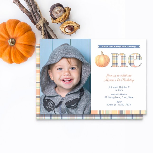 Convites Festa de primeiro aniversario de Abóbora Preppy Li (Smart 1st birthday party for boy picture invitation with a fall pumpkin madras plaid theme)