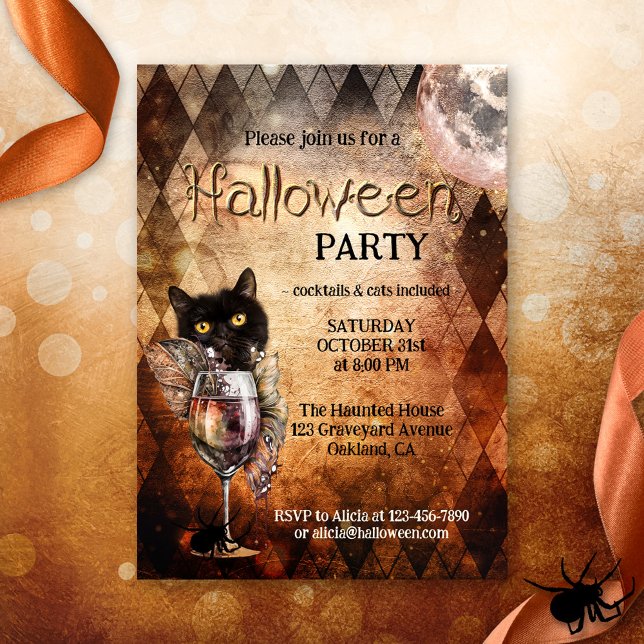 Convites Festa Engraçada de Halloween e Cocktail (Funny Halloween party invitation featuring a cute black cat with booze and witch feathers)