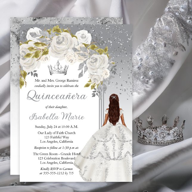 Convites Festa Floral de Quinceañera Rosa de Prata Branca E (Elegant White Rose | Silver Floral Princess-Theme Brunette Dk Haired Quinceañera Invitation)