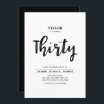Convites Festa simples de aniversário de 30 anos preto e br<br><div class="desc">Celebre seu dia especial com este simples convite de festas na moda. Este design apresenta um script de pincel chic com um layout limpo na combinação de cores preto e branco. Mais designs disponíveis no meu compro BaraBomDesign.</div>