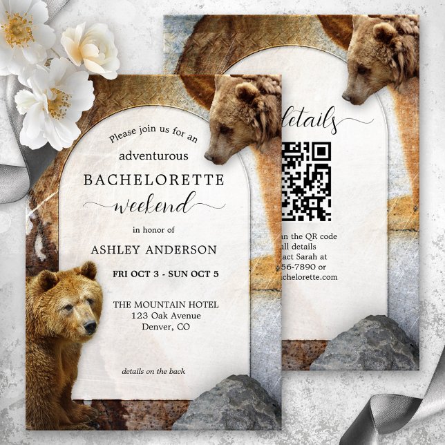 Convites Fim de Semana de Bachelorette de Urso de Código QR (Bachelorette weekend invitation featuring two bears on an industrial design background with granite )