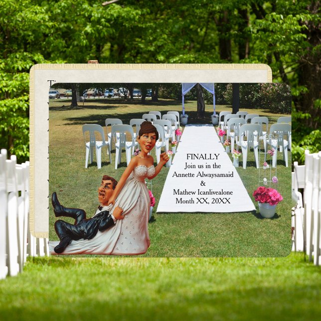 Convites Finalmente se Casando Casal Engraçado de Cabelo Es (Finally Getting Wed Funny Dark Haired Couple Invitation)